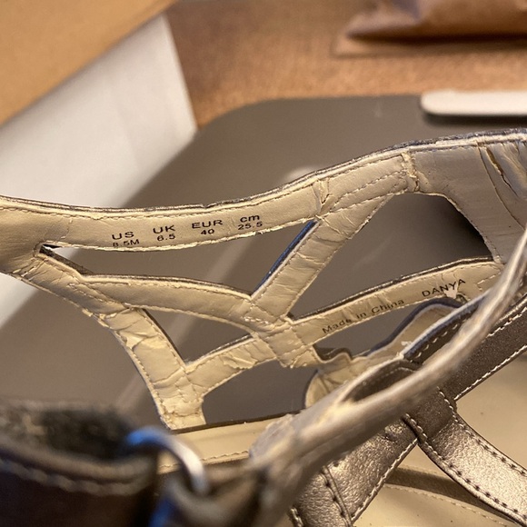 Naturalizer 8.5M pewter heels 4” - Picture 6 of 14